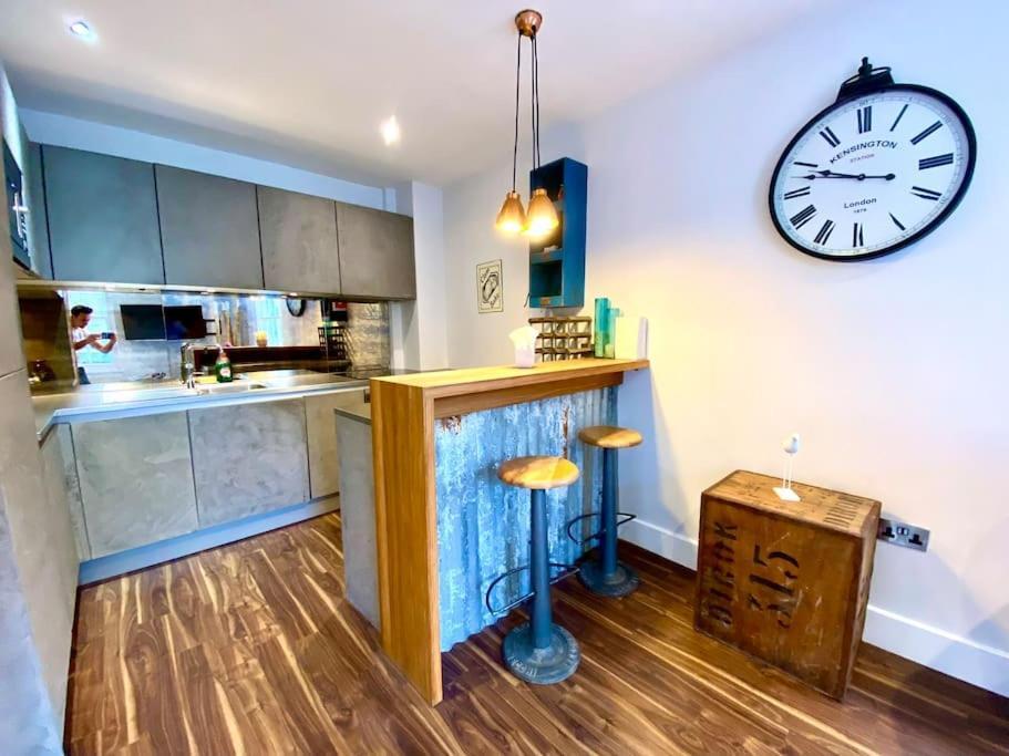Stunning Little House On Poole Quay - Free Secure Parking & Wifi - In The Heart Of The Old Town - Great Location - Free Parking - Fast Wifi - Smart Tv - Newly Decorated - Sleeps 2! Close To Poole & Bournemouth & Sandbanks מראה חיצוני תמונה