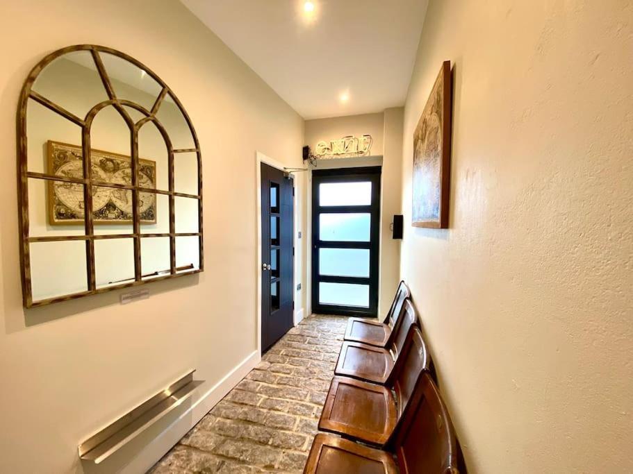 Stunning Little House On Poole Quay - Free Secure Parking & Wifi - In The Heart Of The Old Town - Great Location - Free Parking - Fast Wifi - Smart Tv - Newly Decorated - Sleeps 2! Close To Poole & Bournemouth & Sandbanks מראה חיצוני תמונה