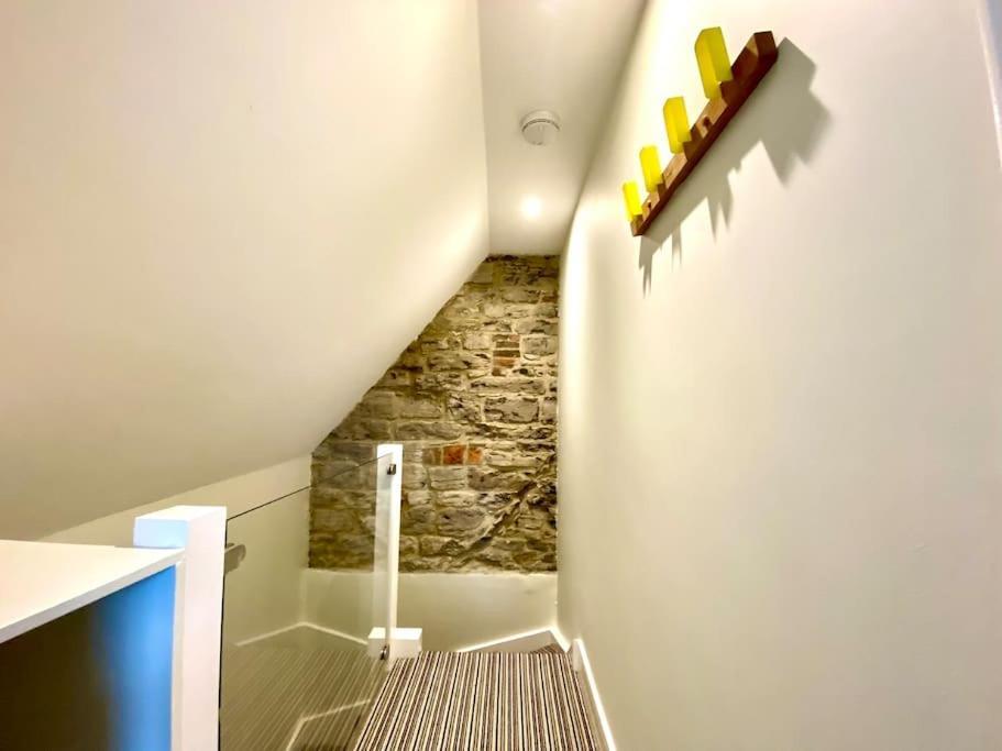 Stunning Little House On Poole Quay - Free Secure Parking & Wifi - In The Heart Of The Old Town - Great Location - Free Parking - Fast Wifi - Smart Tv - Newly Decorated - Sleeps 2! Close To Poole & Bournemouth & Sandbanks מראה חיצוני תמונה